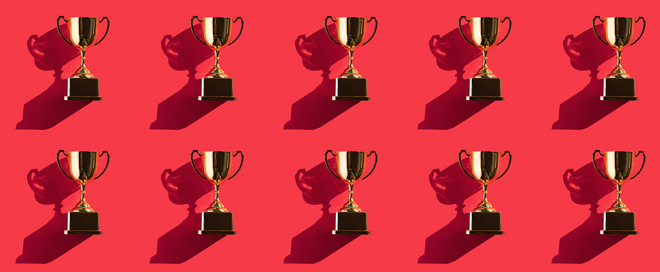 10 identical trophies on a red background